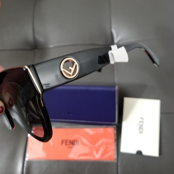 Sold!!!!100% Authentic NEW FENDI SUNGLASSES - Picture 3 of 3